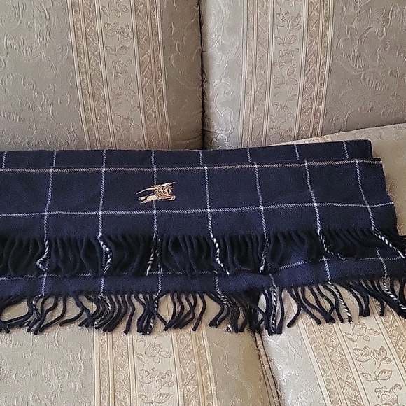 (SOLD)Authentic Burberry lap wool blanket/wrap - Picture 2 of 4